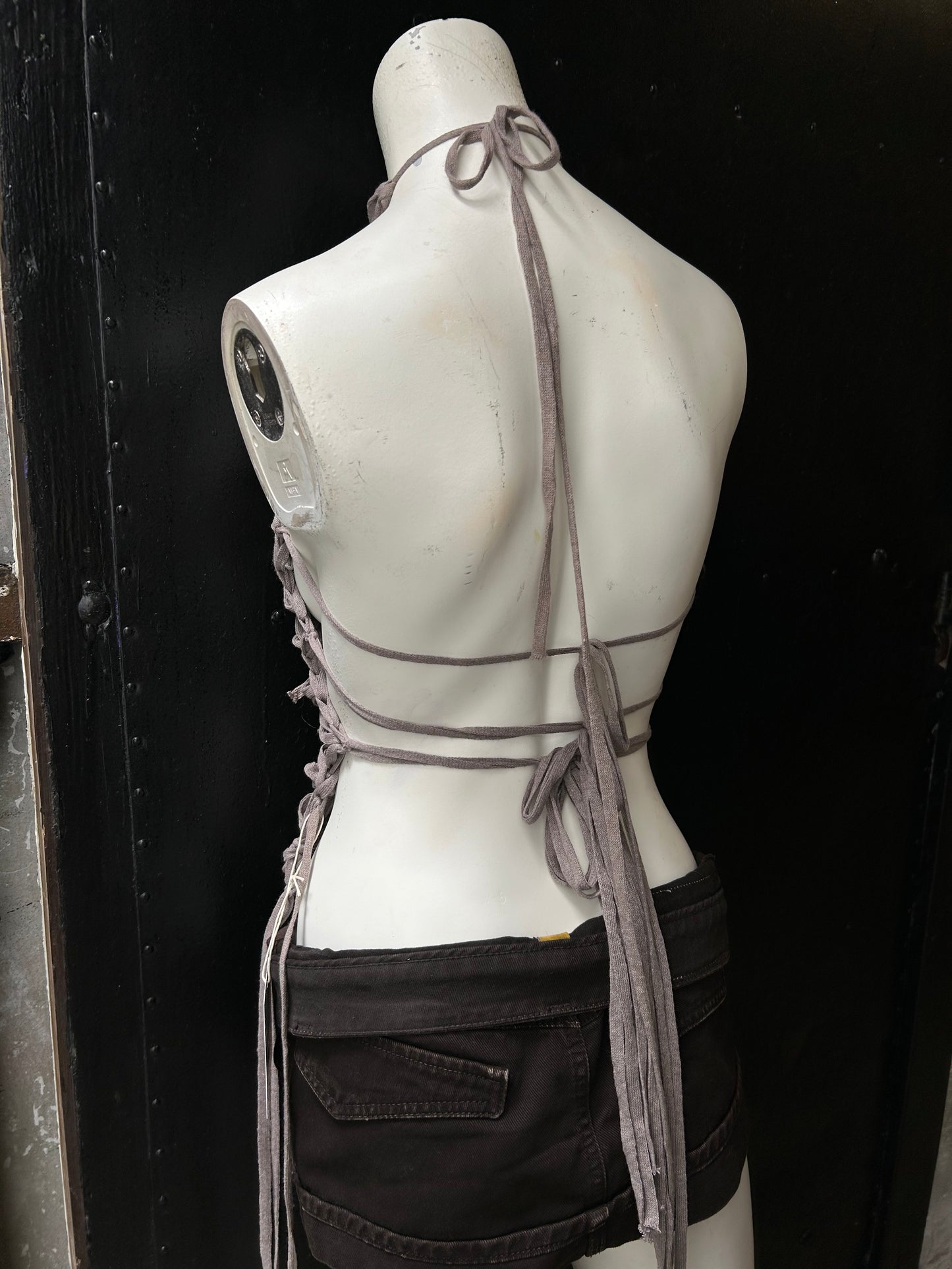 THESS GYRÐIS BACKLESS TOP