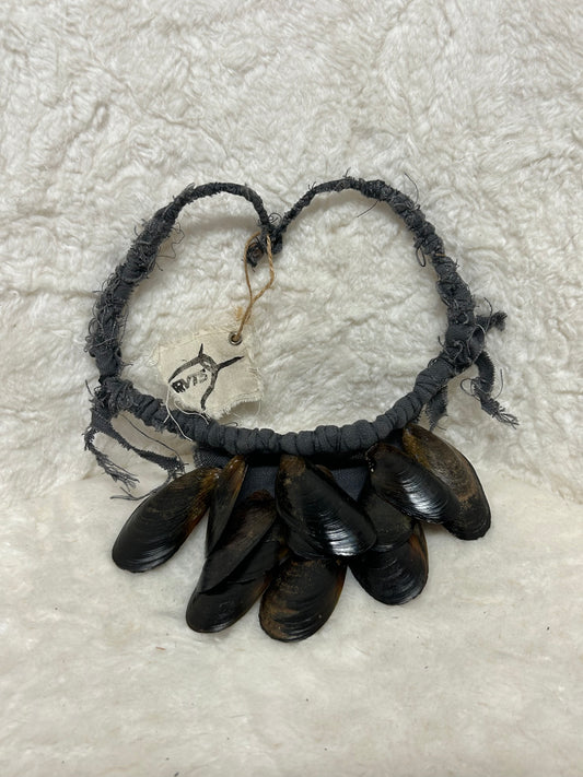HANDMADE SHELL CHOKER